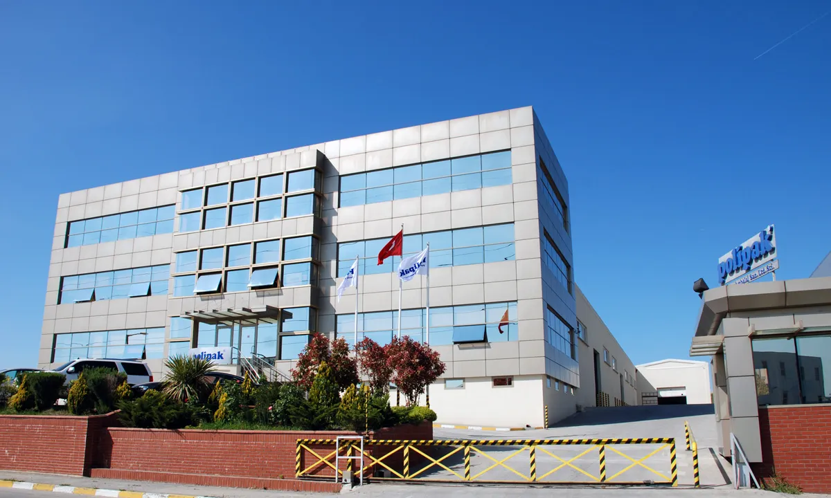 Polipak Plastik'in Gebze GEPOSB'deki tesisi: idari bina, bayraklar ve Polipak tabelası